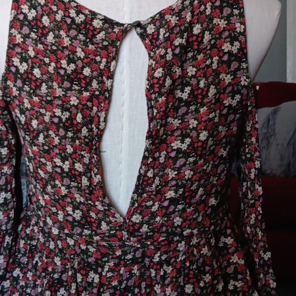 American Eagle Outfitters Cold shoulder blouse. - Picture 3 of 5